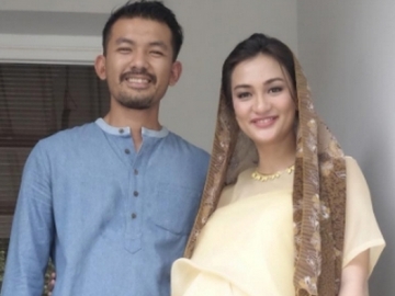 Selamat! Rio Dewanto & Atiqah Hasiholan Dianugerahi Putri Pertama