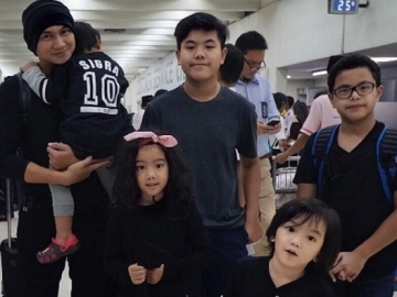 FOTO : Lebaran, Anji Ajak Keluarga Mudik ke Surabaya