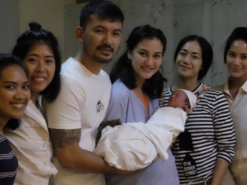 Masih Bayi, Putri Rio Dewanto & Atiqah Hasiholan Sudah Dikelilingi Cowok Ganteng