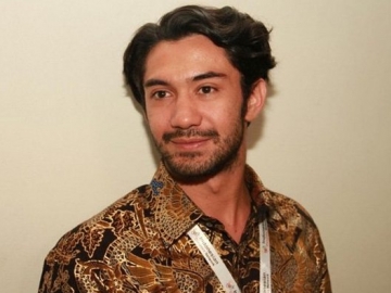 Reza Rahadian Tampil Feminin, Netizen Nyinyir