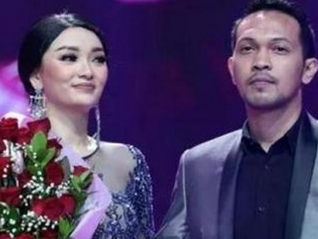 Dilamar Pacar Saat Konser, Zaskia Gotik Bakal Segera Nikah