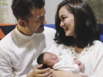FOTO : Hot Papa, Rio Dewanto 'Nyerah' Hadapi Gemasnya Baby Salma