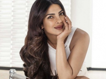 Priyanka Chopra Tampil Cantik Bak Seorang Putri, Netter: Gaun Tidur Nenek-Nenek