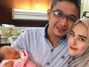 FOTO : Baby Kayla Pakai Bandana, Anak Ketujuh Pasha Ungu Makin Gembul dan Menggemaskan