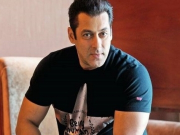 Terbang ke New York, Sikap Gentleman Salman Khan Ini Buat Netter Kagum