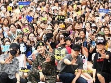 Resmi Selesaikan Wamil, Eunhyuk SuJu Disambut Meriah Para Fans