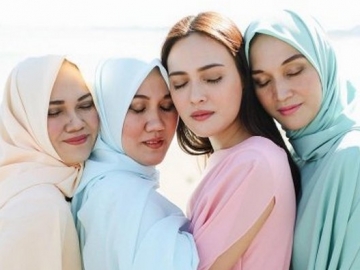 FOTO : 'Sisters Power' Kisah Haru Shandy Aulia dan Ketiga Kakak yang Beda Keyakinan