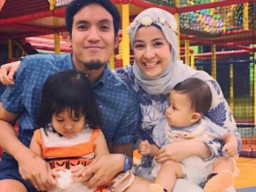 FOTO : Liburan ke Malaysia, Desta & Natasha Rizki Ajak Anak Bermain di Legoland