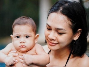 FOTO : Baby Kawa Liburan ke Bali, Andien Aisyah Ajak Anak Lihat Laut untuk Pertama Kali