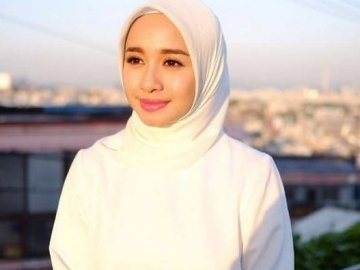 FOTO : Kunjungan Laudya Cynthia Bella dan Engku Emran ke Amy Search, Segera Nikah?