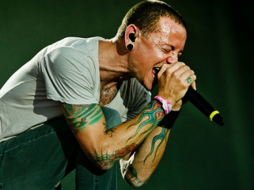 Tewas Bunuh Diri, Chester Bennington Tinggalkan Banyak Jadwal Konser Linkin Park
