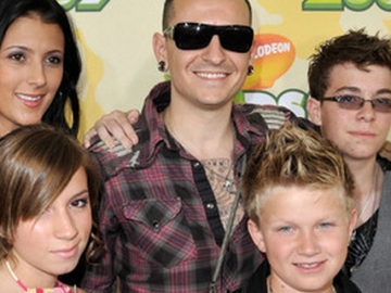 Chester Bennington Bunuh Diri, Begini Firasat Sang Anak Sebelum Kematiannya