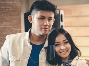 FOTO : Konsep Klasik, Pemotretan Elegan Romantis Rini Wulandari & Jevin Julian