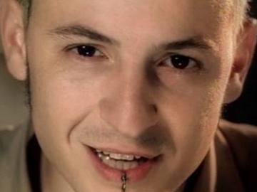 5 Lagu Khas yang Mengingatkan Kita ke Mendiang Chester Bennington