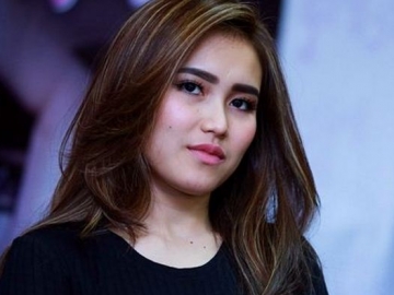 Kembali Tampil di 'Pesbukers', Netter Salfok Belahan 'Ketiak' Daster Ayu Ting Ting