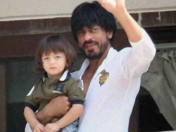 Posting Foto Imut AbRam, Shahrukh Khan Kangen Putra Bungsunya? 