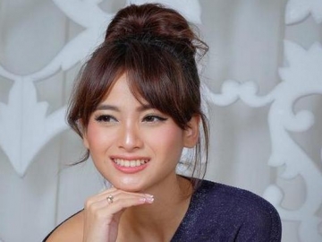 FOTO : Pamer Perut Buncit, Acha Septriasa Bumil Cantik Versi Netizen