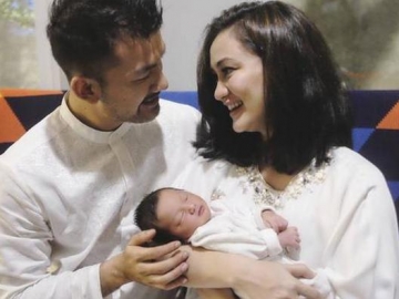 Tak Pakai Anting, Putri Atiqah Hasiholan & Rio Dewanto Malah Ganteng?