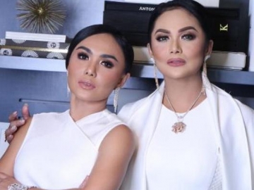 FOTO : Pemotretan untuk Yayasan Kanker, Krisdayanti & Yuni Shara Pilih Konsep Putih Klasik