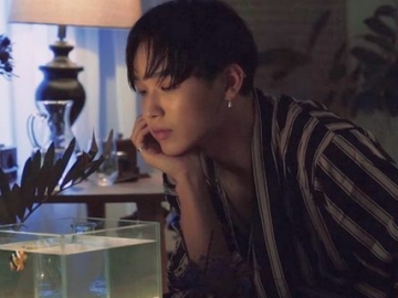 Hyunsik BTOB Selami Kisah Cinta Masa Lalu di MV 'Swimming'