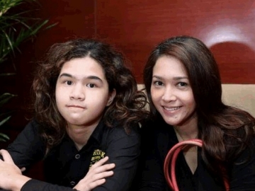 FOTO : Kenang Masa Lalu, Maia Estianty ajak Dul Jaeliani Pulang Kampung ke Surabaya