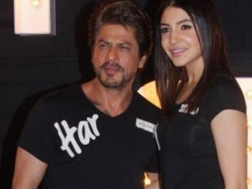 Selfie Mesra Bareng Anushka Sharma, Fans Puji Penampilan Awet Muda Shahrukh Khan