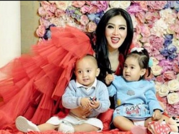 FOTO : Rayakan Ultah Ke-2 Keponakan Syahrini, Sederhana dengan Tumpeng