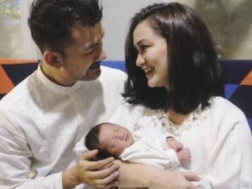 FOTO : Makin Menggemaskan, Baby Salma Sukses Buat Rio Dewanto Kangen Setengah Mati