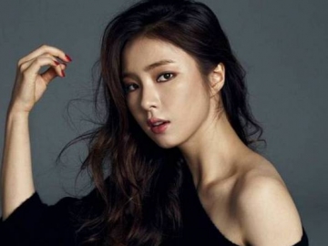 Rayakan Ultah di Lokasi Syuting, Cantiknya Shin Se Kyung Pose Bareng Kado dari Fans