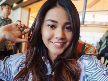 FOTO : Gaya Centil nan Seksi Aurel Hermansyah, Makin Kece dengan Bisnis Lipstik