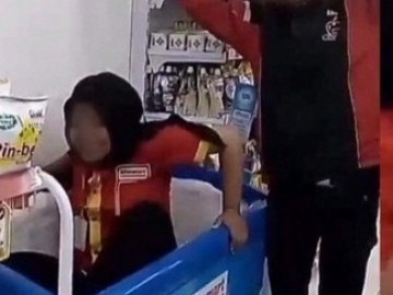 Aksi Konyol Pegawai Alfamart Masuk ke Lemari Pendingan Viral di Media Sosial