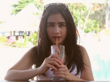 FOTO : Nikmati Sejuknya Udara Bandung, Prilly Latuconsina Liburan Bareng Cowok Ini