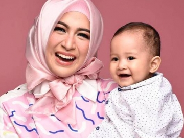 FOTO : Pemotretan Bertema Pink, Gemasnya Putra Nina Zatulini dengan Berbagai Ekspresi
