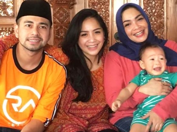 Rangkul Bahu Ibu Nagita Slavina, Raffi Ahmad Sukses Buat Fans Terharu