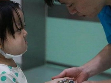 Menolak Diobati, Gadis Kecil Ini Malah Berikan Uang ke Ayahnya Untuk Selamatkan Sang Adik