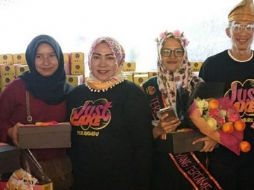 FOTO : Seru dan Rame Abis, Toko Kue Milik Melly Goeslaw Ludes Diserbu Pembeli