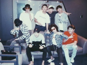 Posting Foto Bareng, Charli XCX Ngaku Jadi Member Baru BTS