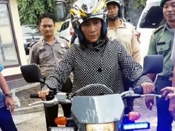 Kunjungi Sumbawa, Intip Aksi Menteri Susi Menjelajah Naik Motor Trail