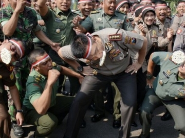 Perayaan HUT RI ke-72, Intip Serunya Perlombaan Agustusan TNI VS Polri
