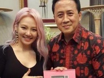 Diberi Album Baru SNSD Oleh Hyoyeon, Ini Reaksi Triawan Munaf