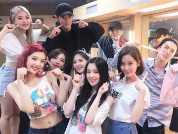 Artis SM Kompak Beri Dukungan Untuk Red Velvet di Konser 'Red Room'