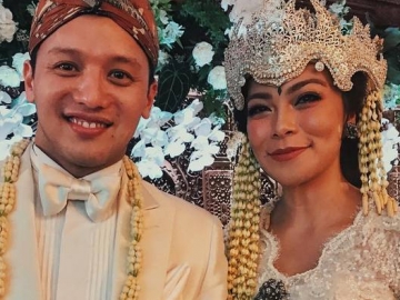 FOTO : Usung Adat Jawa, Pernikahan Moreno Soeprapto & Noorani Sukardi Sederhana nan Khidmat