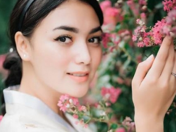 FOTO : Cantik Dibalut Hanbok, Citra Kirana Mampir ke Lokasi Syuting 'Goblin'