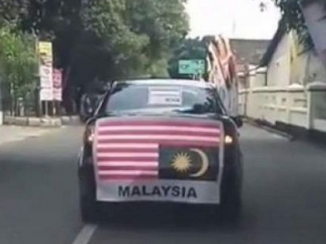 Heboh Soal Bendera RI Terbalik, Mobil di Solo Ini Balas Pamer Bendera Malaysia Terbalik