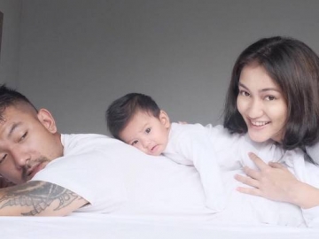 FOTO : Baby Salma Umur 2 Bulan, Makin Imut Menggemaskan Mirip Rio Dewanto