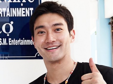  Siwon Super Junior Pamerkan Senyum Bak Malaikat Bareng Anak-Anak di Vietnam