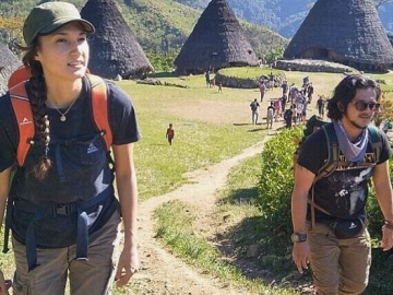 FOTO : Keseruan Nadine Chandrawinata & Ramon Y. Tungka Jalan-Jalan ke Waerebo, Flores