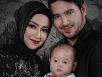 FOTO : Pemotretan Nuansa Hitam Elegan Keluarga Aryani Fitriana, Baby Isco Sadar Kamera