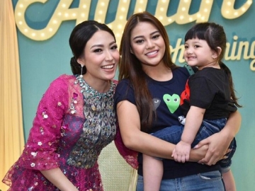 FOTO : Upacara Potong Rambut Anak Kedua Ayu Dewi, Ramai Bertabur Artis