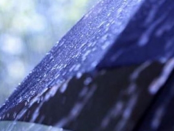 Netizen Dihebohkan Video Hujan Mengguyur Satu Rumah di Tebet, BMKG Beri Penjelasan